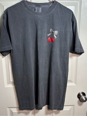 Women’s Comfort Colors T-Shirt with Camo Bow/Cherry Graphic-color Pepper, size L